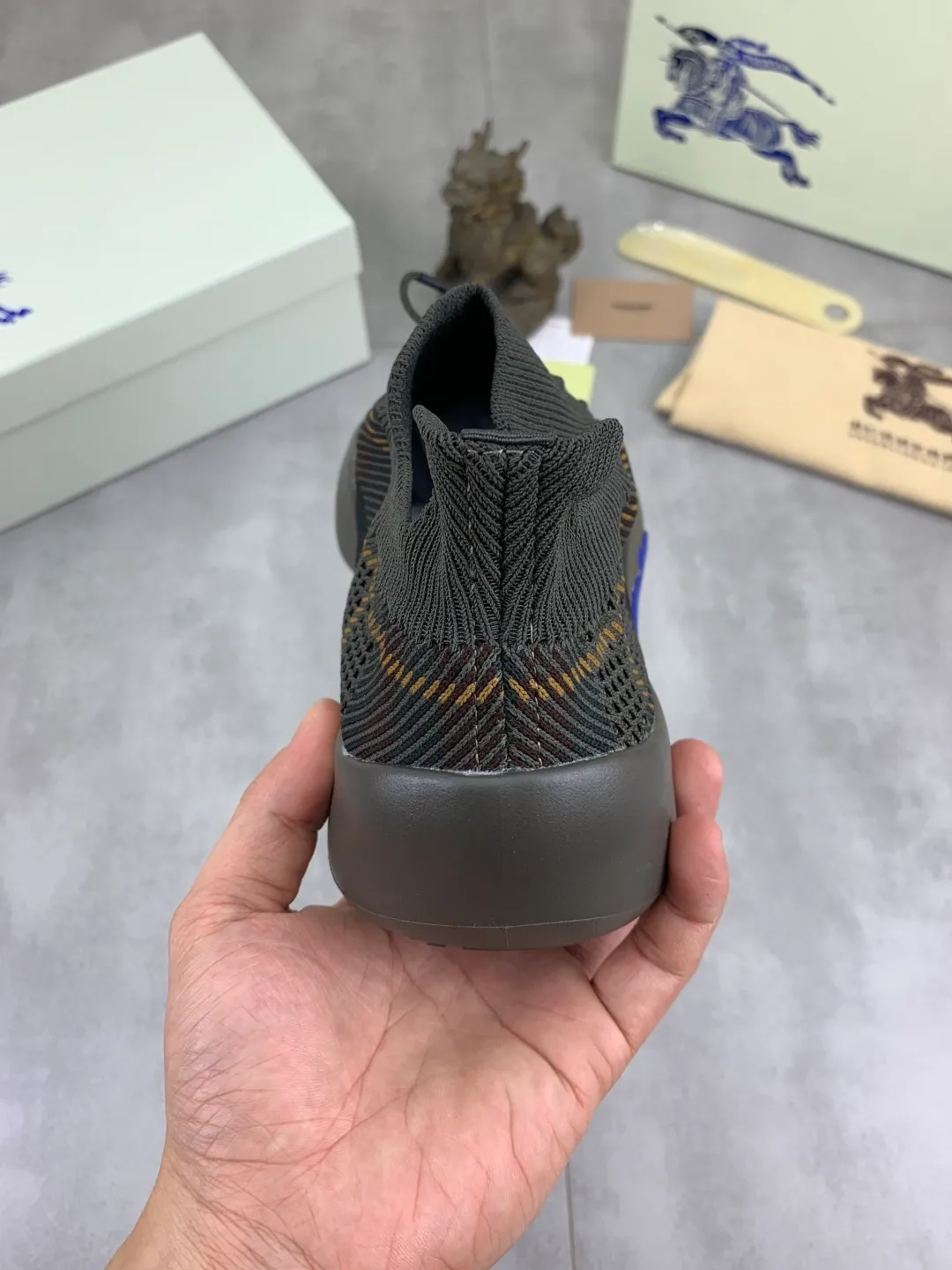 Men's Men's Shoes 💰P620 💰【New Style】Top Version 🆘【Burberry】New Burberry Fly Knit Shoes are now available with perfect workmanship! 🔥Perfect shape and top quality🙈Non-slip and wear-resistant high-end rubber outsole👣Versatile and comfortable shoes, standard size: 39-45 (customized 38-46) 2️⃣colors available Top-quality packaging